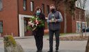 Ilustracja do artykułu: Kwiaty pod Dębem Pamięci Antoniego Małka, nauczyciela zamordowanego w Katyniu