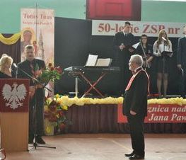 Zdjęcie z galerii: 	50-lecie powstania ZSP nr 3 w Tomaszowie Maz. oraz 10-lecie nadania szkole imienia Jana Pawła II
