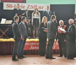 Zdjęcie z galerii: 	50-lecie powstania ZSP nr 3 w Tomaszowie Maz. oraz 10-lecie nadania szkole imienia Jana Pawła II