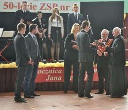 Zdjęcie z galerii: 	50-lecie powstania ZSP nr 3 w Tomaszowie Maz. oraz 10-lecie nadania szkole imienia Jana Pawła II