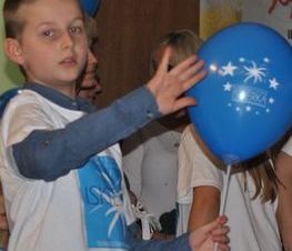 Zdjęcie z galerii: Stowarzyszenie na Rzecz Autyzmu 'ISKIERKA' – 'Pokazujemy jak MALUJEMY ŚWIAT NA NIEBIESKO'