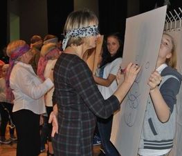 Zdjęcie z galerii: Stowarzyszenie na Rzecz Autyzmu 'ISKIERKA' – 'Pokazujemy jak MALUJEMY ŚWIAT NA NIEBIESKO'