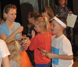 Zdjęcie z galerii: Stowarzyszenie na Rzecz Autyzmu 'ISKIERKA' – 'Pokazujemy jak MALUJEMY ŚWIAT NA NIEBIESKO'