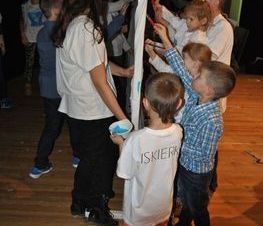 Zdjęcie z galerii: Stowarzyszenie na Rzecz Autyzmu 'ISKIERKA' – 'Pokazujemy jak MALUJEMY ŚWIAT NA NIEBIESKO'