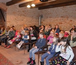 Zdjęcie z galerii: Relacja z przedstawienia teatralnego pt. „Królewna Śnieżka i siedmiu krasnoludków” w wykonaniu Studia Małych Form Teatralnych ART – RE z Krakowa