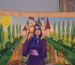 Zdjęcie z galerii: Relacja z przedstawienia teatralnego pt. „Królewna Śnieżka i siedmiu krasnoludków” w wykonaniu Studia Małych Form Teatralnych ART – RE z Krakowa