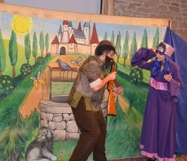 Zdjęcie z galerii: Relacja z przedstawienia teatralnego pt. „Królewna Śnieżka i siedmiu krasnoludków” w wykonaniu Studia Małych Form Teatralnych ART – RE z Krakowa