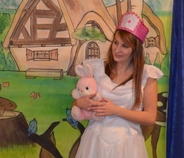Zdjęcie z galerii: Relacja z przedstawienia teatralnego pt. „Królewna Śnieżka i siedmiu krasnoludków” w wykonaniu Studia Małych Form Teatralnych ART – RE z Krakowa