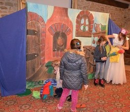 Zdjęcie z galerii: Relacja z przedstawienia teatralnego pt. „Królewna Śnieżka i siedmiu krasnoludków” w wykonaniu Studia Małych Form Teatralnych ART – RE z Krakowa
