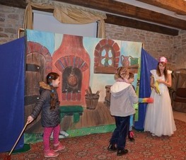 Zdjęcie z galerii: Relacja z przedstawienia teatralnego pt. „Królewna Śnieżka i siedmiu krasnoludków” w wykonaniu Studia Małych Form Teatralnych ART – RE z Krakowa