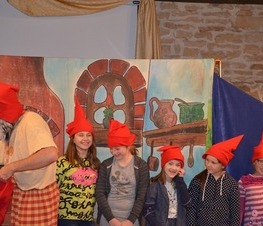 Zdjęcie z galerii: Relacja z przedstawienia teatralnego pt. „Królewna Śnieżka i siedmiu krasnoludków” w wykonaniu Studia Małych Form Teatralnych ART – RE z Krakowa