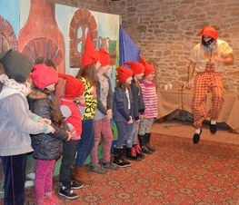 Zdjęcie z galerii: Relacja z przedstawienia teatralnego pt. „Królewna Śnieżka i siedmiu krasnoludków” w wykonaniu Studia Małych Form Teatralnych ART – RE z Krakowa