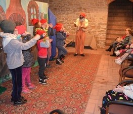 Zdjęcie z galerii: Relacja z przedstawienia teatralnego pt. „Królewna Śnieżka i siedmiu krasnoludków” w wykonaniu Studia Małych Form Teatralnych ART – RE z Krakowa