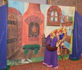 Zdjęcie z galerii: Relacja z przedstawienia teatralnego pt. „Królewna Śnieżka i siedmiu krasnoludków” w wykonaniu Studia Małych Form Teatralnych ART – RE z Krakowa