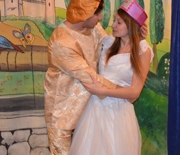 Zdjęcie z galerii: Relacja z przedstawienia teatralnego pt. „Królewna Śnieżka i siedmiu krasnoludków” w wykonaniu Studia Małych Form Teatralnych ART – RE z Krakowa