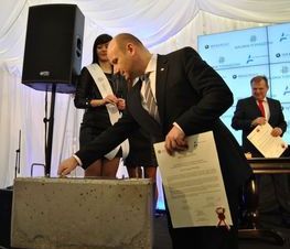 Zdjęcie z galerii: Uroczyste wmurowanie kamienia węgielnego pod budowę Galerii Tomaszów