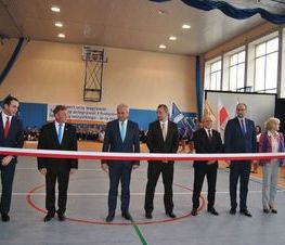 Zdjęcie z galerii: Uroczyste otwarcie hali sportowej w ZSP nr 1 w Tomaszowie Mazowieckim