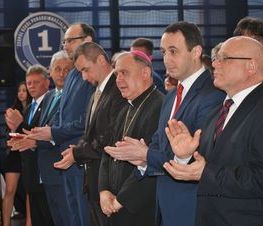 Zdjęcie z galerii: Uroczyste otwarcie hali sportowej w ZSP nr 1 w Tomaszowie Mazowieckim