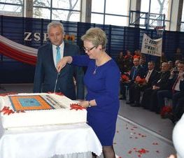 Zdjęcie z galerii: Uroczyste otwarcie hali sportowej w ZSP nr 1 w Tomaszowie Mazowieckim