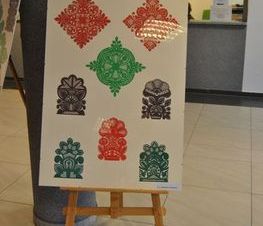 Zdjęcie z galerii: Wystawa prac twórcy ludowego Pana Aleksandra Dutkiewicza w Starostwie Powiatowym