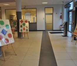 Zdjęcie z galerii: Wystawa prac twórcy ludowego Pana Aleksandra Dutkiewicza w Starostwie Powiatowym