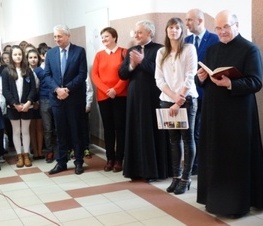 Zdjęcie z galerii: Odsłonięcie pamiątkowej tablicy w Szkole Podstawowej nr 12