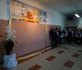 Zdjęcie z galerii: Odsłonięcie pamiątkowej tablicy w Szkole Podstawowej nr 12