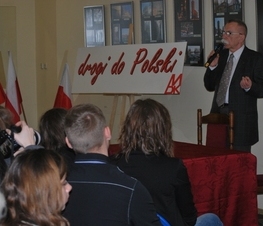 Zdjęcie z galerii: „Drogi do Polski…” Spotkanie młodzieży z Zygmuntem Augustyniakiem
