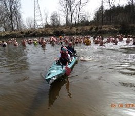 Zdjęcie z galerii: Tomaszowskie Morsy działający przy KS Amber 3 kwietnia zakończyli oficjalnie sezon morsowań 2015/2016 na Przystani w Tomaszowie Maz. 
