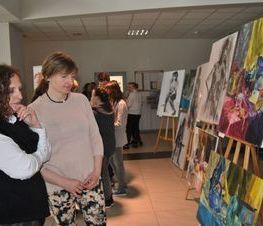 Zdjęcie z galerii: Wystawa w Starostwie Powiatowym Laureatek Ogólnopolskiego Przeglądu z Rysunku, Malarstwa i Rzeźby w Katowicach