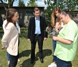 Zdjęcie z galerii: Spotkanie organizacyjne w DPS-ie z Paniami z Fundacji TV Puls Pod Dębem