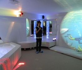 Zdjęcie z galerii: 	Biała Sala Doświadczania Świata w Szkole Podstawowej nr 12 im. Jana Pawła II w Zespole Szkolno-Przedszkolnym nr 2 w Tomaszowie Mazowieckim została uroczyście otwarta. 