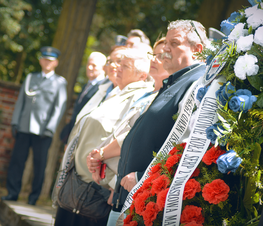 Zdjęcie z galerii: Obelisk pamięci pomordowanych policjantów