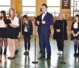 Zdjęcie z galerii: Uroczysta akademia w Zespole Szkół Ponadgimnazjalnych nr 2 im. Stanisława Staszica w Tomaszowie Maz.