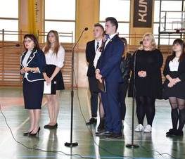 Zdjęcie z galerii: Uroczysta akademia w Zespole Szkół Ponadgimnazjalnych nr 2 im. Stanisława Staszica w Tomaszowie Maz.
