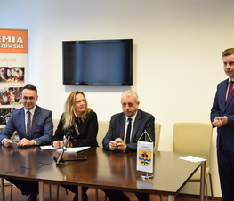 Zdjęcie z galerii: Podpsianie umowy dotyczacej e-usług publicznych z zakresu infrastruktury informacji przestrzennej.