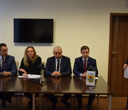 Zdjęcie z galerii: Podpsianie umowy dotyczacej e-usług publicznych z zakresu infrastruktury informacji przestrzennej.