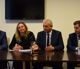 Zdjęcie z galerii: Podpsianie umowy dotyczacej e-usług publicznych z zakresu infrastruktury informacji przestrzennej.