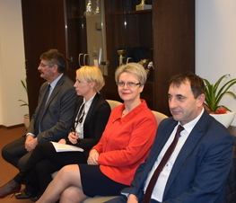 Zdjęcie z galerii: Podpsianie umowy dotyczacej e-usług publicznych z zakresu infrastruktury informacji przestrzennej.
