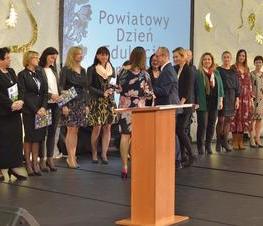 Zdjęcie z galerii: Uroczystość z okazji Dnia Edukacji Narodowej