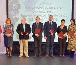Zdjęcie z galerii: Uroczystość z okazji Dnia Edukacji Narodowej