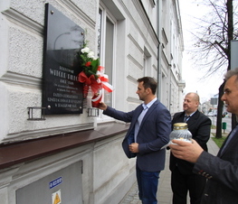 Zdjęcie z galerii: Złożyli wiązankę kwiatów pod tablicą pamiątkową pułkownika Witolda Pileckiego