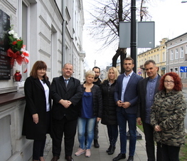 Zdjęcie z galerii: Złożyli wiązankę kwiatów pod tablicą pamiątkową pułkownika Witolda Pileckiego