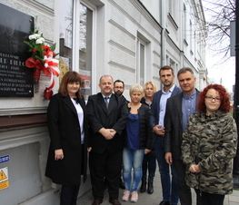 Zdjęcie z galerii: Złożyli wiązankę kwiatów pod tablicą pamiątkową pułkownika Witolda Pileckiego