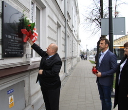 Zdjęcie z galerii: Złożyli wiązankę kwiatów pod tablicą pamiątkową pułkownika Witolda Pileckiego