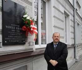 Zdjęcie z galerii: Złożyli wiązankę kwiatów pod tablicą pamiątkową pułkownika Witolda Pileckiego