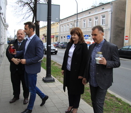Zdjęcie z galerii: Złożyli wiązankę kwiatów pod tablicą pamiątkową pułkownika Witolda Pileckiego