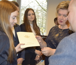 Zdjęcie z galerii: Władze Powiatu uhonorowały uczniów szkół ponadgimnazjalnych za działalność na rzecz honorowego krwiodawstwa