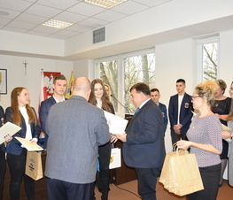 Zdjęcie z galerii: Władze Powiatu uhonorowały uczniów szkół ponadgimnazjalnych za działalność na rzecz honorowego krwiodawstwa
