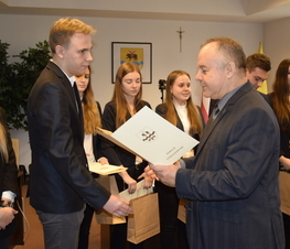 Zdjęcie z galerii: Władze Powiatu uhonorowały uczniów szkół ponadgimnazjalnych za działalność na rzecz honorowego krwiodawstwa